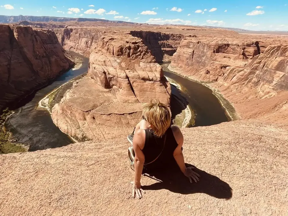 A visitor at the rim above Horseshoe Bend